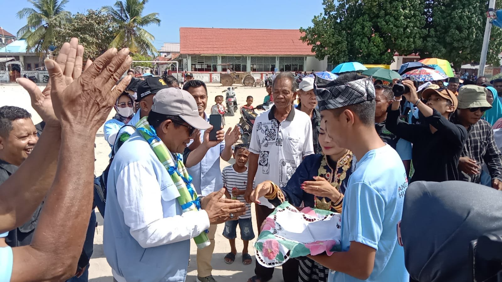 Pasangan Calon Gubernur Andi Sumangerukka-Hugua Ta...